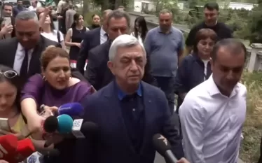 Որքան Իրան-Իսրայել պատերազմը երկար շարունակվի, այնքան Հայաստանի համար անկանխատեսելի հետևանքների թիվը կավելանա:  Այս մասին դատարանի բակում լրագրողների հետ զրույցում ասաց ՀՀ երրորդ նախագահ Սերժ Սարգսյանը՝ պատասխանելով հարցին, թե Հայաստանն ի՞նչ նոր մարտահրավերների կբախվի՝ հաշվի առնելով հակամարտութjունը: