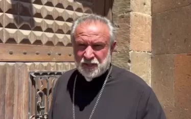Ո՞ւր է մեր ժողովուրդը, ո՞ւր է քրիստոնյա ժողովուրդը: Այս մասին լրագրողների հետ զրույցում ասել է Եռաբլուրի Սրբոց Նահատակաց եկեղեցու հոգևոր հովիվ Տեր Հովհաննեսը:  «Ինչո՞ւ չեն ձերբակալում նրանց, ովքեր 100-ից ավելի եկեղեցի ու վանք նվիրեցին կամ ծախեցին թշնամուն»,- նշել է նա: