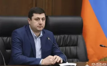 Հուսով եմ, որ ԳՇ պետը զուտ գլխավոր կառավարչին չհակադրվելու և պաշտոնին հրաժեշտ չտալու համար է նման պնդում անում, իսկ մտքում և իր ամենօրյա աշխատանքում առաջնորդվում այն սկզբունքով, որ հենց վաղը կարող է պատերազմ սկսել»,-գրել է նա: