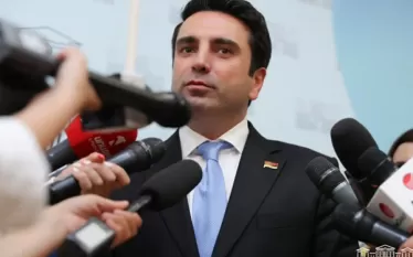 Ինչ վերաբերում է «Զանգեզուրի միջանցքին», Սիմոնյանն ասաց. «Մոռացեք «Զանգեզուրի միջանցքի» մասին, լինելու են ճանապարհներ, դրա մասին խոսել ենք, դրա իրավական ձևակերպումները բազմիցս տրվել են»: