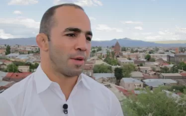 ԱԺ նախկին  պատգամավոր Արսեն Ջուլֆալակյանը ֆեյսբուքյան իր էջում գրել է․   «Ինչ ուզում է անենք անհատապես կամ ազգովի, ինչ նվաճում ուզում է գրանցենք, քանի դեռ Հայաստանի բարձրագույն պաշտոնյան հայտնի պատուհասն է իր խայտառակ խմբակով, ամբողջ աշխարհը մեզ ծաղրելու է: Լավագույն դեպքում՝ խղճալու:  հ.գ եթե իսկապես ցականում եք իմանալ, թե ինչ է սպասվում Հայաստանին՝ վերոնշյալի իշխանության մնալու դեպքում, լսեք Ալիևի ելույթը Շուշիի «մեդիաֆորումում»: «Խաղաղության պայմանագիր», ՀՀ սահմանադրություն, «միջանցք»…  Ամբողջին մանրամաս