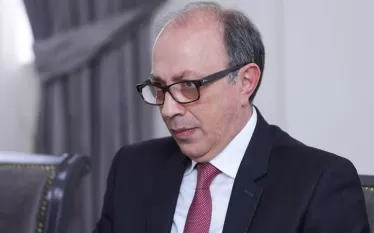 Այո՛, աշխարհաքաղաքական իրադրությունը բարդ է։ Հայաստանը նորից հայտնվել է կայսրությունների բախման կիզակետում և տարբեր շահերի ճնշումների դիմաց։ Բայց բարդությունը արդարացում չէ մոռացման և ուրացման համար։ Գոյատևել չի նշանակում հրաժարվել ճշմարտությունից։ Իրական քաղաքականությունը չի պահանջում ինքնության լուծարում։ Բարդագույն այդ ճանապարհով չորս հազարամյակ գոյատևած ազգերը՝ այդ թվում Հայաստանը, անցել են ոչ թե մոռանալով, այլ հիշելով ու դիմադրելով։ Անհերքելի է՝ Հայաստանն իսկապես ունի Թուրքիայի և Ադրբեջանի հետ հարաբերո