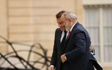 Ելիսեյան պալատում տեղի է ունեցել ՀՀ վարչապետ Նիկոլ Փաշինյանի առանձնազրույցը Ֆրանսիայի նախագահ Էմանուել Մակրոնի հետ:   Վարչապետը ջերմորեն շնորհավորել է Էմանուել Մակրոնին Ֆրանսիայի ազգային տոնի առիթով և բարեկամ Ֆրանսիային մաղթել բարօրություն և բարգավաճում:  Ֆրանսիայի նախագահը շնորհակալություն է հայտնել բարեմաղթանքների համար՝ ընդգծելով Հայաստանի հետ բազմակողմ համագործակցությունը զարգացնելու և խորացնելու իր հանձնառությունը:  Զրուցակիցները քննարկել են Հայաստան-Ֆրանսիա հարաբերությունների օրակարգային մի շարք հարցե