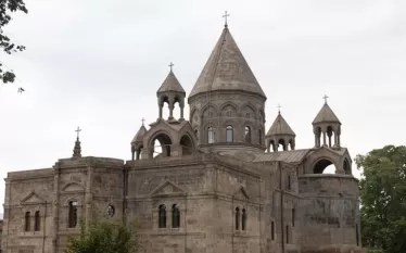 Հոգևոր մեր եղբայրների, ազգային բարերարի և նրանց հետ կապակցվող մեր հայրենակիցների նկատմամբ հետապնդումները բացահայտորեն ուղեկցվում են իշխող քաղաքական ուժի բարձրաստիճան պաշտոնատար անձանց հրապարակային ուղղորդումներով և ատելության խոսքի տարածմամբ՝ մինչ դատարանի դատավճիռը արդեն իսկ մեղավորներ կարգելով նրանց։ Իշխանության նման գործելաոճը կոպտորեն ոտնահարում է ՀՀ Սահմանադրությամբ երաշխավորված անմեղության կանխավարկածի և իշխանությունների բաժանման սկզբունքները, բացահայտում է, որ գործընթացն ունի քաղաքական դրդապատճառներ,