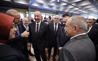 Արդյո՞ք մեր հասարակությունը կդիմադրի այս սցենարին, թե՞ մենք հույսներս դրել ենք Փաշինյանի քաղաքականությանը ռուսական հակազդեցության վրա, որն, ի դեպ, դարձյալ վտանգավոր սցենար է Հայաստանի համար»,-գրել է Սուրենյանցը։