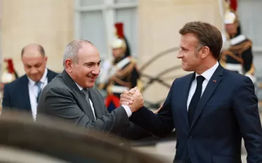 «Ուրախ եմ Փարիզում ողջունել Հայաստանի վարչապետ Նիկոլ Փաշինյանին։ Վերահաստատեցի Ֆրանսիայի աջակցությունը նրա քաջ ջանքերին՝ ուղղված Ադրբեջանի հետ խաղաղության հաստատմանը»։ Այս մասին X-ի իր էջում գրել է Ֆրանսիայի նախագահ Էմանուել Մակրոնը։  «Հայաստանի և Ադրբեջանի միջև խաղաղության պայմանագրի հնարավորինս շուտ ստորագրումը կարող է նոր էջ բացել տարածաշրջանի բոլոր ժողովուրդների, երկրների և դրա սահմաններից դուրս գտնվողների համար։  Այս հանդիպումը նաև հնարավորություն տվեց վերանայել մեր երկկողմ հարաբերությունները՝ նպատակ ո