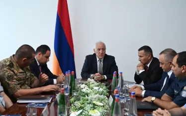 «Եթե մենք կարողանանք Սյունիքի դարպասները բացել, ես նկատի ունեմ 47 կմ հնարավորությունները, ուրեմն իսկապես վստահ եղեք, որ ապագան զարգացման առումով շատ մեծ հնարավորություններ է տալու մեզ։  Եվ այն մեծ ծրագիրը, որը մենք հիմա ներկայացնում ենք ու առաջ ենք տանում՝ «Խաղաղության խաչմերուկը», նաև շատ լավ ընկալվում է միջազգային հանրության կողմից։ Ես կարող եմ ուղղակի իմ անձնական շփումների արդյունքում դա ներկայացնել ձեզ։  Բոլորի համար շատ գրավիչ է և շատ տեսանելի։ Մեծ հայտնագործություն չենք արել, բայց երբ այն, ինչ կա իրակ