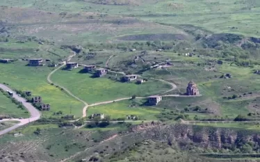 «Նրանք վիճում են 32 կիլոմետր ճանապարհի շուրջ, և սա շարունակվում է արդեն տասը տարի։ Այսպիսով, Ամերիկան ասում է. «Լավ, մենք կվերցնենք այն։ Տվեք մեզ ճանապարհը հարյուր տարով, և բոլորը կկարողանան օգտվել դրանից», - ասել է Բարաքը Նյու Յորքում լրագրողների հետ հանդիպման ժամանակ։