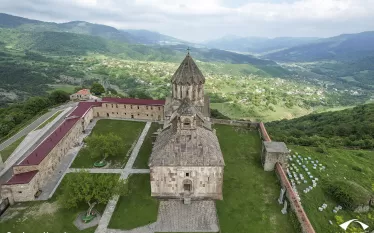 Ադրբեջանի նախագահի ելույթի գրեթե կեսը նվիրված էր Հայաստանի հասցեին ուղղված մեղադրանքներին։ Ըստ նրա՝ իբր Հայաստանը ոչնչացրել է Արցախի (իր բառերով՝ «Լեռնային Ղարաբաղի») քաղաքներն ու գյուղերը, մշակութային և կրոնական հուշարձանները։ Մասնավորապես, նա հայտարարեց, թե Արցախում առկա 67 մզկիթներից 65-ը իբր հավասարեցվել են հողին, իսկ մնացած երկուսն էլ վնասվել են և օգտագործվել որպես ախոռներ։ Ալիևն այս անհիմն մեղադրանքներին նաև վտանգավոր երանգ հաղորդեց՝ հայտարարելով, թե խոսքը վերաբերում է «իսլամական կրոնի և աշխարհի մուսո