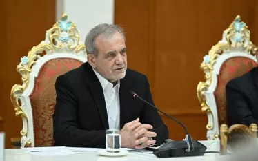 «Մենք միշտ ձգտել ենք կամուրջներ կառուցել այլ ազգերի հետ, այլ ոչ թե պատեր։ Մենք խաղաղության կողմնակիցներ ենք, պատերազմի թշնամիներ և միևնույն ժամանակ վճռական ենք Իրանի սահմանները, անվտանգությունը և ժողովրդին պաշտպանելու հարցում», – հավելել է Իրանի նախագահը։