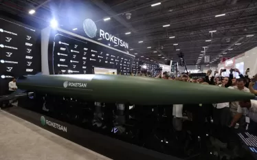 Ստամբուլում կայացած IDEF 2025 միջազգային զենքի ցուցահանդեսում ներկայացվել է առաջին թուրքական հիպերձայնային հրթիռը։ Այն անվանվել է Tayfun Block-4, հաղորդում է տեղական Anadolu գործակալությունը։  Tayfun Block-4-ը Թուրքիայի հեռահար բալիստիկ հրթիռի՝ Tayfun հրթիռի արդիականացված տարբերակն է: Նոր հրթիռը, որն ունի բազմաֆունկցիոնալ մարտագլխիկ, կշռում է ավելի քան 7 տոննա և կարող է ոչնչացնել «բազմակի ռազմավարական թիրախներ», այդ թվում՝ հակաօդային պաշտպանության համակարգեր, հրամանատարական կետեր, ռազմական անգարներ և կարևոր