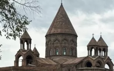 Վարչապետ Նիկոլ Փաշինյանը հուլիսի 20-ին հրապարակայնորեն հայտարարել է իր հետևորդների հետ Վաղարշապատ քաղաքի կենտրոնական հրապարակում հավաք կազմակերպելու և Մայր Աթոռի նկատմամբ հերթական ոտնձգությունը նախաձեռնելու մասին։ Այս մասին հայտարարություն է տարածել Մայր Աթոռ Սուրբ Էջմիածինը։   «Մայր Աթոռ Սուրբ Էջմիածինը դատապարտում է հարձակում ու բռնություն հրահրելու այս փորձը, որը բացահայտ միջամտություն է Հայոց Եկեղեցու կյանքին և նրա ինքնակառավարմանը։ Հորդորում ենք իշխող քաղաքական ուժին դադարեցնել հակաեկեղեցական, անօրինակ