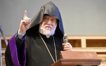 Վեց տարուց ավելի է, ինչ, դժբախտաբար, չեմ այցելել Հայրենիք։ Վերջին օրերին շատ եմ մտածել Հայաստան այցելելու մասին, որպեսզի կարողանամ օգնել ստեղծված փոթորիկը գոնե մասամբ հանդարտեցնելու ուղղությամբ։ Սակայն Ազգային ժողովից, սոցիալական ցանցերից և այլ միջոցով հնչած ու շարունակվող ոչ կառուցողական, մեր բարոյական, հոգևոր և ազգային արժեքներին հակասող արտահայտությունները, ինչպես նաև իրականացվող ձերբակալությունները ինձ չեն քաջալերում իմ քայլերն ուղղելու դեպի Հայրենիք։  Սակայն ես մնում եմ մշտապես պատրաստ՝ ցանկացած պահի գ