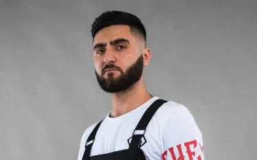 Ադրբեջանցի ռեփերին ձերբակալել են Ալիևների բանկի մասին երգելու համար։ Այս մասին հայտարարել է ադրբեջանագետ Տաթևիկ Հայրապետյանը։  «Էպի» մականունով ադրբեջանցի ռեփեր Աքբեր Նովրուզլին կալանավորվել է։ Երկու օր առաջ նրան թմրամիջոցների ապօրինի պահպանում անձնական օգտագործման և մանր խուլիգանություն հոդվածներով մեղավոր են ճանաչել՝ դատապարտելով 1 ամիս ազատազրկման։  Բայց ի՞նչն է այս լուրի մեջ հետաքրքրական։ Այն, որ ռեփերը երգել է «իր ձևով»։