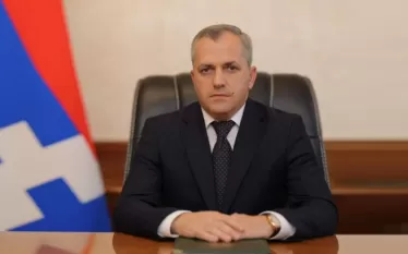 Ստորև ներկայացնում եմ ռուսալեզու բացառիկ փաստաթուղթ, որն Ադրբեջանի ղեկավարության կողմից ուղղվել է Արցախի նախագահ Սամվել Շահրամանյանին՝ Ազգային ժողով ներկայացնելու և ընդունելու պահանջով։ Այս մասին Ֆեյսբուքի իր էջում գրել է փաստաբան Ռոման Երիցյանը և հրապարակել է այդ փասթաթղթի լուսանկարը։  «Սամվել Շահրամանյանը, գիտակցելով նման քայլի իրավաքաղաքական և պատմական հետևանքները, մերժել է հռչակագրի ընդունման գործընթացը՝ պատճառաբանելով, որ պատգամավորական քվորում ապահովել հնարավոր չէ։  Իր հերթին Ադրբեջանի ղեկավարությունը