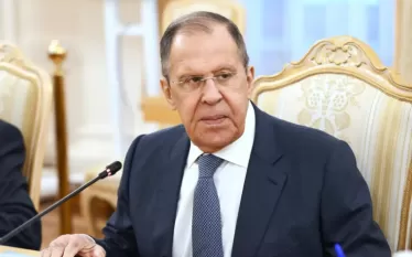 «Ակնհայտ է, որ նա անպարկեշտ ճնշման տակ է ԵՄ-ի և ՆԱՏՕ-ի ներկայիս ղեկավարության կողմից, որոնք անպարկեշտորեն աջակցում են Զելենսկու պահանջները՝ շարունակել նրան մատակարարել ժամանակակից զենքեր, այդ թվում՝ հարձակողական, արևմտյան երկրների հարկատուներին ավելի մեծ վնաս հասցնելու հաշվին։ Մենք ունենք մի ասացվածք՝ մի՛ փորիր փոս ուրիշի համար», - նշել է ՌԴ ԱԳ նախարարը: