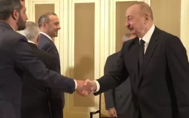 ՀՅԴ-ի դեմ հարձակումների ֆոնին հայաստանյան կառավարչի ու Ալիևի պատվիրակությունների տեսանյութն աչքովս ընկավ: Այս մասին Ֆեյսբուքի իր էջում գրել է ԱԺ «Պատիվ ունեմ» խմբակցության քարտուղար Տիգրան Աբրահամյանը:   «Սրանց ջերմությունից զգացվում է, որ այս պատմության մեջ մենակ մենք ենք իրենց խանգարում` սիրառատ շփվելու և համատեղ կյանք կառուցելու տեսանկյունից:  Հատկապես աչք ծակող էր ԱԽ քարտուղար Արմեն Գրիգորյանի ժպտերես դեմքը, ով հայրենի Մարտունին բարեհաջող ադրբեջանցիներին հանձնելուց հետո ինքնագոհ վայելում է «վաստակած» պա