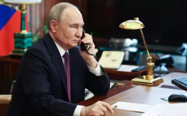  Ռուսաստանի նախագահ Վլադիմիր Պուտինը գրեթե երեք տարվա ընթացքում առաջին անգամ հեռախոսազրույց է ունեցել իր ֆրանսիացի գործընկեր Էմանուել Մակրոնի հետ։ Այս մասին տեղեկացնում է Կրեմլի մամուլի ծառայությունը:    Նշվում է, որ կողմերը հարցերի լայն շրջանակ են քննարկել: Մասնավորապես, Ըստ Կրեմլի հաղորդագրության՝  «Պուտինը հիշեցրել է, որ Ուկրաինայում հակամարտությունը Արևմտյան քաղաքականության ուղղակի հետևանք է։ Խոսելով խաղաղ կարգավորման հեռանկարների մասին՝ նա հաստատել է հնարավոր համաձայնագրերի հիմնարար մոտեցումները։ Համաձ