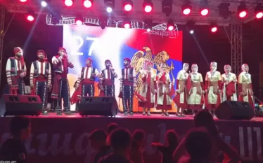 Նահանագապետարանի «հիմնավորման մեջ» (չակերտները՝ «Դետք»-ի)  նշվել է, որ «Վերադարձ» երաժշտական խումբը մասնակցել էր 2019-ի 19-րդ Մունզուրի մշակույթի և բնության փառատոնին և միջոցառմանը ծածանել է Հայաստանի դրոշը։ Դա ներկայացվել է որպես միջոցառման սահմանված նպատակներից շեղում։