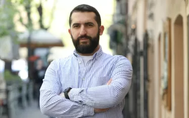 Առանձնապես գաղտնի բան չկա` «անկլավներ» և նոր զիջումներ: Այս իրավիճակում միակ հարցը, որ ես ունեմ, ուղղված է Հայաստանի իրական վերնախավերին` ազգային դաշտի քաղգործիչներից մինչև բլոգերներ: Դուք ու մենք ունենք շատ քիչ ժամանակ Հայաստան պետությունը շատ գեղեցիկ փաթեթավորված կործանումից փրկելու համար: Ի՞նչ ենք անելու: Որո՞նք են քաղաքական քայլերը: Ու խնդրում եմ, որ վերլուծություններ չանեք: Վերլուծաբան չեք, գործիչ եք: Վերլուծություն ես ու գործընկերներս կարողանում ենք անել, շատ դեպքերում` ավելի լավ»,-գրել է Գեղամյանը։