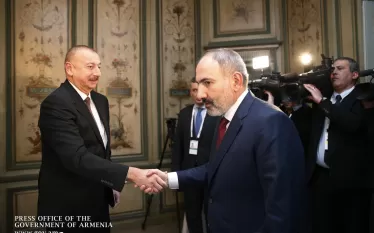 «Կոմերսանտի» բարձրաստիճան դիվանագիտական աղբյուրը հաստատել է ՀՀ վարչապետ Նիկոլ Փաշինյանի և Ադրբեջանի նախագահ Իլհամ Ալիևի ԱՄՆ չհայտարարված այցերի նախապատրաստական աշխատանքները, որոնք երկու երկրներում էլ գաղտնի են պահվում, բայց արդեն քննարկվում են Վաշինգտոնում: Պատրաստվող փաստաթուղթը խաղաղության պայմանագիր չէ, բայց Սպիտակ տանը դրա ստորագրման փաստն ինքնին թույլ կտա Դոնալդ Թրամփին կրկին հանդես գալ որպես խաղաղարար՝ այս անգամ Հարավային Կովկասում: Մոսկվայի հետ հարաբերություններում ճգնաժամ ապրող Երևանն ու Բաքուն ցուց