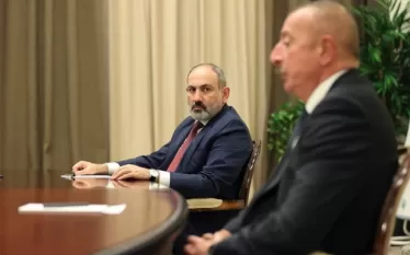 Middle East Eye-ը հիշեցնում է, որ չնայած Հայաստանը և Ադրբեջանը մարտին համաձայնության են եկել խաղաղության համաձայնագրի նախագծի տեքստի շուրջ, Բաքուն շարունակում է պնդել մի քանի լրացուցիչ պայմաններ՝ նախքան համաձայնագրի կնքումը։ Ադրբեջանի պահանջներից գլխավորը այն է, որ ՀՀ-ն փոփոխի իր Սահմանադրությունը՝ վերացնելով «Ադրբեջանի տարածքին» (չակերտները՝ Դետք-ի) վերաբերող հղումները, մի քայլ, որը կպահանջի համազգային հանրաքվե Հայաստանում։