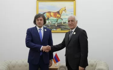 Թբիլիսին պատրաստ է նպաստել Երևանի և Բաքվի միջև երկխոսությանը. այս մասին ասել է Վրաստանի վարչապետ Իրակլի Կոբախիձեն ՀՀ նախագահ Վահանգն Խաչատուրյանի հետ հանդիպմանը, գրում է «Սպուտնիկ» գործակալության վրացական ծառայությունը:  «Խաղաղության պայմանագրի շուրջ քննարկումների ավարտի վերաբերյալ Հայաստանի և Ադրբեջանի հայտարարությունը կարևոր քայլ է այս ուղղությամբ», - ասել է Կոբախիձեն Թուրքմենբաշիում անցկացվող դեպի ծով ելք չունեցող երկրների համաժողովի շրջանակներում։  Վրաստանի վարչապետը ՀՀ նախագահի հետ քննարկել է Հարավային