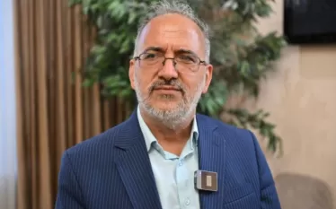 Պարոն Փաշինյանը հեռախոսազրույց է ունեցել պարոն Փեզեշքիանի հետ և ԱԳՆ-ի տեղակալի այցը։ Այն, ինչ որ մեզ ասել են, սահմանը և Իրանի այդ կարմիր գիծը պահպանվելու է։  Իրանի և Հայաստանի սահմանը քանի հազար տարվա անցյալ ունի և մենք դա համարում ենք ընկերության և համերաշխության սահման: Մենք այս սահմանում երբևէ որևէ խնդիր չենք ունեցել, երկու երկրները միշտ ջերմ հարաբերության մեջ են եղել: Եվ, կարծում եմ՝ պարզ ապացույցը այն է, որ ես այստեղ ձեր կողքին եմ։ Այս մասին լրագրողների հետ զրույցի ժամանակ ասել է  Կապանում Իրանի պատվավ