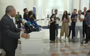 «Ո՞նց անենք, որ ձախողենք, տապալենք, ո՞նց անենք, որ նոր էսկալացիա լինի, բա այս ո՞նց կլինի։ Դժբախտ է մեր ընդդիմությունը, որովհետև սահմանին զինվոր չի զոհվում, հասկանո՞ւմ եք։ Չի զոհվում, և դրանից նրանք դժբախտ են, բա ո՞նց կլինի, որ սահմանին զինվոր չզոհվի, բա մենք ինչի՞ հաշվին ապրենք, բա ո՞ւմ արյունը խմենք, որ ապրենք»,-շեշտեց Փաշինյանը: