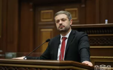 Հարց այն մարդկանց, որոնք բողոքում են այն փաստից, որ Արարատի պատկերը հանվել է մեր սահմանային կնիքի վրայից. Ինչպե՞ս կվերաբերվեք, եթե Թուրքիայի սահմանային կնիքի վրա հայտնվի Արագածի պատկերը։ Այս մասին ֆեյսբուքյան իր էջում գրել է ՀՀ էկոնոմիկայի նախարար Գևորգ Պապոյանը։