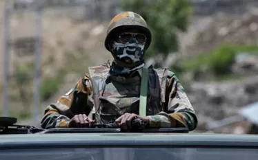 Նեպալում հակակառավարական ցույցերի և անկարգությունների պատճառով Հնդկաստանի սահմանամերձ շրջանում բարձր պատրաստության ռեժիմ է սահմանվել։ Այս մասին հաղորդում է India Today պարբերականը։    Ըստ հրապարակման՝ Հնդկաստանի և Նեպալի սահմանին՝ Արևմտյան Բենգալիայի Պանիտանկի բնակավայրում, բարձր պատրաստության ռեժիմ է սահմանվել Նեպալում շարունակվող անկարգությունների ֆոնին։    Ըստ տեղեկությունների սահմանին տեղակայվել է ոստիկանական պահակետ, ուժեղացվել է պահպանությունը։    Նեպալում մի շարք խոշոր սոցիալական ցանցերի արգելքի հետև