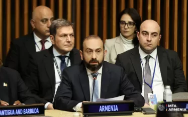 ՄԱԿ ԳԱ 80-րդ նստաշրջանի ընթացքում ՀՀ ԱԳ նախարար Արարատ Միրզոյանը մասնակցել է Մեծ քսանյակի նախարարական հանդիպմանը:  Այս մասին հայտնում են ՀՀ ԱԳՆ-ից:   Ստորև ներկայացված է նախարարի ամբողջական ելույթը։  Հարգարժա՛ն նախագահող,  Ձերդ գերազանցություններ,  Ցանկանում եմ շնորհակալություն հայտնել Մեծ քսանյակում (G20) Հարավային Աֆրիկայի նախագահությանն ներկայիս պայմաններում այս քննարկումը կազմակերպելու համար: Ութ տասնամյակ շարունակ ՄԱԿ-ը մարմնավորել է մեր ընդհանուր ձգտումը՝ կանխել պատերազմի աղետը, խթանել կայուն զարգացու