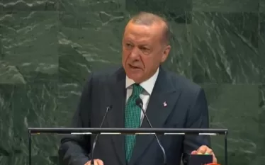 Ուրախ ենք, որ օգոստոսի 8-ին Հայաստանն ու Ադրբեջանը քայլեր ձեռնարկեցին դեպի կայուն խաղաղություն, հայտարարել է Էրդողանը՝ ՄԱԿ-ի Գլխավոր Ասամբլեայում ունեցած ելույթի ժամանակ:   «Շնորհավորում եմ Ադրբեջանի նախագահ Ալիևին և Հայաստանի վարչապետ Փաշինյանին, ինչպես նաև ԱՄՆ նախագահ Թրամփին, ովքեր իրենց ներդրումն են ունեցել այս գործընթացում»,- հայտարարել է Էրդողանը։  Նա իր ելույթում նշել է, որ Թուրքիայի և Հայաստանի միջև հարաբերությունների կարգավորման գործընթացն ընթանում է ըստ նախատեսվածի։