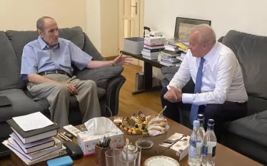 Այսօր՝ սեպտեմբերի 9-ին, ՀՀ Առաջին նախագահ Լևոն Տեր-Պետրոսյանն իր առանձնատանը հանդիպել է Հայաստանում Ռուսաստանի Դաշնության արտակարգ և լիազոր դեսպան Սերգեյ Կոպիրկինին: Այս մասին հայտնում է ՀԱԿ մամուլի խոսնակ Արման Մուսինյանը։   «Ավելի քան մեկ ժամ տևած զրույցի ընթացքում անդրադարձ է կատարվել, մասնավորապես, հայ-ռուսական հարաբերությունների ներկայիս վիճակին և հարավկովկասյան տարածաշրջանում երկարատև խաղաղության ու կայունության հաստատման հրամայականին:  Առաջին նախագահը հարկ է համարել ընդգծել հետևյալը. Ռուսաստանի ներկա