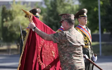 ՀՀ պաշտպանության նախարարի առաջին տեղակալ, ԶՈՒ ԳՇ պետ, գեներալ-լեյտենանտ Էդվարդ Ասրյանը մարտական դրոշ է հանձնել Հատուկ նշանակության ուժերի հրամանատարությանը:  Զինվորական պատվի, արիության, Հայաստանի Հանրապետությանն անձնուրաց ծառայելու և այն պաշտպանելու խորհրդանիշ մարտական դրոշը Հատուկ նշանակության ուժերի հրամանատար, գնդապետ Լևոն Դավիդյանին հանձնելով՝ ԶՈՒ ԳՇ պետը վստահություն է հայտնել, որ զորատեսակը  շարունակելու է պատվով կատարել իր առաքելությունը։