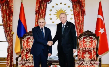 Առաջին լուսանկարում Թուրքիայի Հանրապետության նախագահի զինանշանն է (Türkiye Cumhurbaşkanlığı Forsu)։ Դրա վրայի 16 փոքր աստղերը ներկայացնում են թյուրքական ցեղերի կողմից պատմական տարբեր շրջափուլերում և տարածքներում ստեղծված պետական միավորները։ Դրանց շարքում է, օրինակ, Օսմանյան կայսրության խորհրդանիշը։ Այն նույն պետության, որը ոչ միայն գրավել է նաև այսօրվա Հայաստանի մի մասը, այլև կազմակերպել է Հայոց ցեղասպանությունը, Համիդյան ջարդերը, Ադանայի կոտորածը և այլն։ Այս մասին ֆեյսբուքյան իր էջում գրել է թյուրքագետ Վար