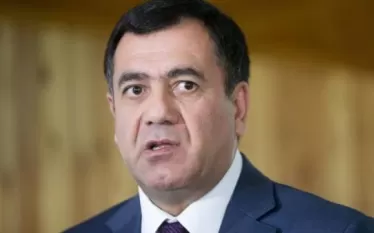 Ադրբեջանի խորհրդարանի անդամ Գուդրաթ Հասանգուլիևը ադրբեջանական haqqin.az-ին տված հարցազրույցում արձագանքել է Հայաստանի խորհրդարանի փոխխոսնակ Ռուբեն Ռուբինյանի՝ 2025 թվականի սեպտեմբերին երկրների միջև խաղաղության պայմանագիր կնքելու հնարավորության մասին հայտարարությանը։  Հասանգուլիևը հաստատել է, որ Ադրբեջանը կարող է համաձայնվել նման որոշում կայացնել որոշակի պայմաններում։  Նրա խոսքով, եթե վերջնական խաղաղության պայմանագրում Հայաստանը պարտավորվի ապագայում փոփոխություններ կատարել իր Սահմանադրության մեջ (նկատի ունեն