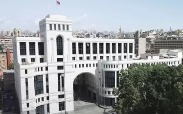 «Ադրբեջանում ապօրինաբար պահվող հայ ռազմագերիների և պատանդառված քաղաքացիների խնդրի հասցեագրումը շարունակում է գտնվել ՀՀ ԱԳ նախարարության ուշադրության կենտրոնում, առաջին հերթին՝ ադրբեջանական կողմի հետ շփումներում ակնկալելով դրական հանգուցալուծում»,-ի պատասխան Radar Armenia-ի հարցմանը՝ պատասխանել են ՀՀ ԱԳՆ-ից։  Ըստ ԱԳՆ-ի՝ թեման և հնարավոր լուծումները քննարկվում են նաև միջազգային գործընկերների հետ հանդիպումների թե՛ երկկողմ, թե՛ բազմակողմ հարթակներում, ինչպես նաև պարբերաբար հանդիպումներ են տեղի ունենում գերիների