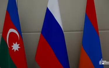 Ադրբեջանա-հայական հարաբերությունների կարգավորումից հետո ռուս-ադրբեջանական հարաբերությունները կրկին կփոխվեն։ Այս մասին «ԱՊԱ» գործակալության հետ զրույցում ասել է  քաղաքական մեկնաբան, ռուս լրագրող Ալեքսանդր Բուդբերգը։    «Իհարկե, Ռուսաստանի և Ադրբեջանի միջև հակասության հիմքում կան այլ խնդիրներ։ Իմ կարծիքով, գլխավոր խնդիրը Ադրբեջանի և Հայաստանի միջև լիակատար խաղաղության հասնելն է և Հարավային Կովկասում տրանսպորտային միջանցք բացելու վերաբերյալ համաձայնագրի կնքումը։ Եթե հիշենք 2020 թվականի նոյեմբերի 9-ի համաձայնագ