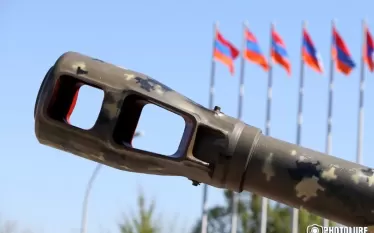 Կառավարությունն այսօր՝ սեպտեմբերի 25–ի իր կառավարության նիստում հավանություն տվեց 2026 թվականի պետական բյուջեի նախագծին։  Փաստաթղթից տեղեկանում ենք, որ հաջորդ տարվա բյուջեում պաշտպանական ծախսերը նվազել են։ Եթե այս տարի պաշտպանական ծախսերի համար հատկացվել է 664.6 մլրդ դրամ, ապա 2026–ին այդ գումարը կկազմի 563․1 մլրդ դրամ։  Նվազումը կազմում է 101.5 մլրդ դրամ։  Հիշեցնենք, որ ավելի վաղ վարչապետ Նիկոլ Փաշինյանը հայտարարել էր, որ հնարավոր է՝ 2026 թվականի բյուջեում ծախսերի Էական աճ կամ պաշտպանական ծախսերի աճ ընդհան