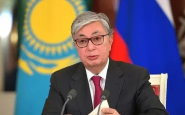 Ղազախստանի նախագահ Տոկաևը հայտարարել է միջուկային արմագեդոնի սպառնալիքի մասին:    Մտահոգությունն առաջացնում է միջուկային հակամարտության վտանգ։ Նման արմագեդոնի հավանականությունը փորձագետները գնահատում են որպես վերջին տասնամյակների ընթացքում առավելագույն բարձր:    Նա նշել է դիվանագիտության և երկխոսության առանձնահատուկ նշանակությունը, փոխադարձ օտարման հաղթահարման և երկրների միջև վստահության բարձրացման անհրաժեշտությունը։    Վերջինս հատուկ հույսեր է կապել կրոնական առաջնորդների հետ, որոնք պետք է ջանքեր գործադրեն,