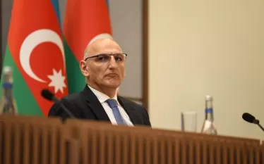 Օգոստոսի 8-ին Վաշինգտոնում նախաստորագրվեց Ադրբեջանի և Հայաստանի միջև խաղաղության համաձայնագիրը, որը կարևոր քայլ է երկու երկրների միջև հարաբերությունների կարգավորման ուղղությամբ։  Այս մասին հայտարարել է Ադրբեջանի նախագահի հատուկ հանձնարարությունների գծով ներկայացուցիչ Էլչին Ամիրբեկովը:  «Սակայն կարևոր է նշել, որ այս փուլում մենք խոսում ենք միայն նախաստորագրման և ոչ թե վերջնական ստորագրման մասին։ Խաղաղության համաձայնագրի ստորագրման և իրականացման համար հայկական կողմը պետք է կոնկրետ քայլեր ձեռնարկի։ Մասնավորապե