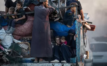 Իսրայելը պատրաստվում է Գազա քաղաքը վերցնել լիակատար վերահսկողության տակ՝ պատճառաբանելով, որ այնտեղ են գտնվում ՀԱՄԱՍ-ի գլխավոր բազաները։    Իսրայելի բանակի բարձրաստիճան ներկայացուցիչը հայտարարել է, որ նախապատրաստվող գրոհը կարող է հանգեցնել միլիոնավոր պաղեստինցիների տեղահանման, որոնց համար Իսրայելը ծրագրում է ստեղծել նոր «մարդասիրական գոտի»:    ՄԱԿ-ի գնահատմամբ՝ պաղեստինյան կիսաէքսկլավի մայրաքաղաք Գազայի և նրա շրջակայքի ամբողջ փաստացի բնակչությունը մեկ միլիոն է։    Վերջին օրերին պաղեստինցիների ակտիվ տեղաշարժ 