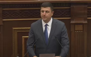 Կարմիր խաչի միջազգային կոմիտեի Բաքվի գրասենյակի փակումը գերիների, քաղաքական պատանդների և անհետ կորածների խնդրում նոր իրավիճակ է ստեղծել: Այս մասին ԱԺ-ում հայտարարել է  «Պատիվ ունեմ» խմբակցության քարտուղար Տիգրան Աբրահամյանը։  «Կարմիր Խաչի ներկայացուցիչները ոչ միայն ֆիզիկապես հնարավորություն ունեին այցելելու Բաքվում գտնվող հայերին, ծանոթանալ նրանց վիճակին, ընտանիքի անդամների հետ կապ ապահովել և այլն, այլ այդ կազմակերպության միջոցով է երկար տարիներ իրականացվել անհետ կորածների հետ կապված աշխատանքը: Չնայած Ադրբե