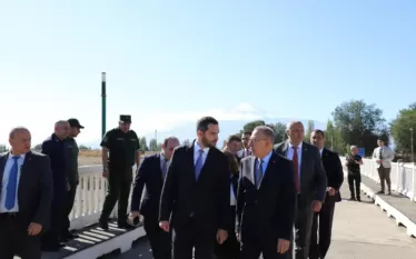 սահմանների բացումը կարող է որոշակի քաղաքական ու հոգեբանական նշանակություն ունենալ, սակայն տնտեսական առումով այն պարունակում է ոչ թե հնարավորությունների դաշտ, այլ՝ խոցելիության և կախվածության ռիսկեր։ Ե