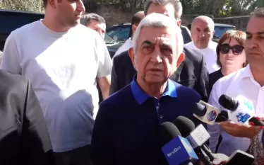 Իշխանափոխության հարցը մշտապես մեր օրակարգում առկա է եղել, այսօր էլ է առկա, և դրան հասնելու ամենաճիշտ և օպտիմալ տարբերակը անվստահություն հայտնելն է Կառավարությանը, վարչապետին, այսինքն՝ իմփիչմենթն է: Այս մասին դատարանի բակում, իր գործով դատական նիստից առաջ լրագրողների հետ զրույցի ժամանակ ասել է ՀՀ երրորդ նախագահ Սերժ Սարգսյանը:  «Խորհրդարանը ոչ միայն խոսելու տեղ է, նաև լսելու տեղ է: Ով ականջ ունի՝ կլսի, հատկապես, որ խորհրդարանական լսումներում, հիմնականում խոսում են այն մարդիկ, ովքեր տարին 1, 2, 3 անգամ են հնա