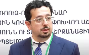 Ադրբեջանի Սահմանադրության մեջ որևէ տարածքային պահանջ չկա, սակայն, ըստ Հայաստանի Սահմանադրության, Հայաստանն ունի տարածքային պահանջներ: Այս մասին Երևանում լրագրողների հետ զրույցում ասաց Թոփչուբաշովի անվան վերլուծական կենտրոնի փոխտնօրեն ադրբեջանցի Մուրադ Մուրադովը:  Նա նշեց, որ միայն «Հայաստանի Սահմանադրությունում Ադրբեջանի նկատմամբ ունեցած տարածքային պահանջները» (չակերտները՝ Tert.am) կարող է միակ բարիերը հանդիսանալ խաղաղության պայմանագիրը չստորագրելու համար:  Դիտարկմանը՝ Ադրբեջանը մշտապես խոսում է «Արևմտյան Ա