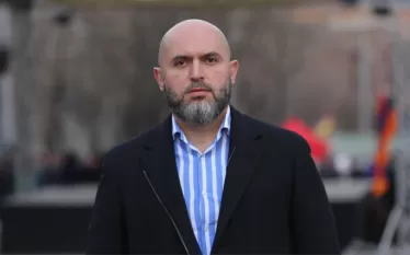 Որքան հոգևոր են ժողովուրդները, այնքան ավելի ազգային են նրանք, իսկ Փաշինյանն ազգայինի ոխերիմ ախոյանն է: Այս մասին ֆեյսբուքյան իր էջում գրել է ՀՀԿ փոխնախագահ Արմեն Աշոտյանը։  ««Արարատն ընդդեմ Արագածի» արհեստական, հիմարագույն և վտանգավոր հակադրությունը նույնն է, ինչ կռվացնել եղածը կորցրածի հետ:  Եւ սա անթաքույց անբարո է, քանզի երկուսն էլ քոնն են՝ ինչպես չես կարող մոռանալ պատանդ ընկած ավագ որդուդ, հրաժարվել նրանից, չկախել նրա լուսանկարը պատից և դա հիմնավորել կրտսերին սիրելու ցնորքով:  Կարելի է և պետք է սիրել մե