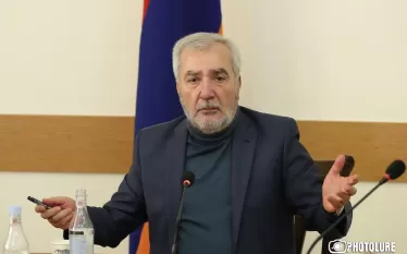Ազգային ժողովի նախագահը ճիշտ է ասում, որ 44–օրյա պատերազմի հարցով քննիչ հանձնաժողովի զեկույցը շատ է երկարել, բայց նաև լուծումներ կան նույն կանոնակարգ օրենքում, որին ես հղում եմ արել. կանոնակարգ օրենքի յոթերորդ գլխի 25-26 հոդվածներին։ Այս մասին, այսօր՝ հոկտեմբերի 2–ին, ԱԺ–ում լրագրողների հետ զրույցում նշեց  ԱԺ պատշպանության և անվտանգության հարցերի հանձնաժողովի նախագահ Անդրանիկ Քոչարյանը։  «Այստեղ մեկնաբանության խնդիրներ է առաջանում, բայց նաև լուծումը տրված է իմ բացատրությունների մեջ նամակով, որ ես ուղարկել ե