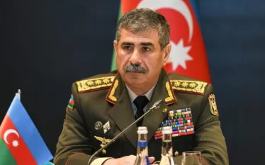 Օգոստոսի 8-ին Վաշինգտոնում Ադրբեջանի և Հայաստանի ղեկավարների կողմից համատեղ հռչակագրի ստորագրումը և երկու երկրների միջև խաղաղության համաձայնագրի նախաստորագրումը ավելի քան 30 տարի շարունակվող հակամարտության խաղաղ կարգավորման կարևոր փուլ է:  Նման հայտարարություն է արել Ադրբեջանի պաշտպանության նախարար Զաքիր Հասանովը Անկարայում իր թուրք գործընկեր Յաշար Գյուլերի և Վրաստանի պաշտպանության նախարար Իրակլի Չիկովանիի հետ համատեղ մամուլի ասուլիսի ժամանակ:  Նա նաև նշել է, թե եռակողմ հանդիպման ժամանակ ընդգծվել է տարածաշր